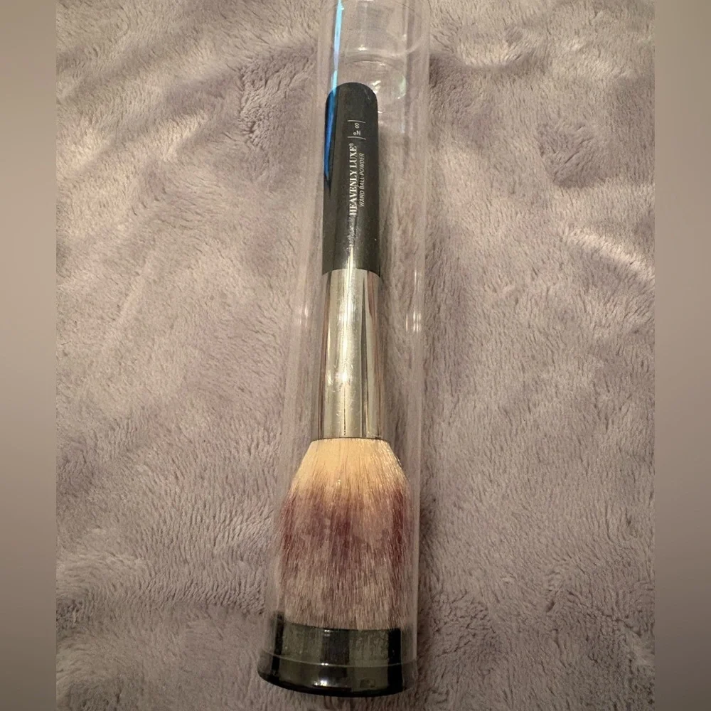 It cosmetics Heavenly Luxe Wand Ball Powder Brush #8 New never opened retail $50